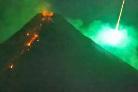 フィリピンの火山上空に、鮮やかな緑色の「火球」が出現【動画】