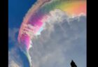 インドネシアに出現した虹色の雲が見事