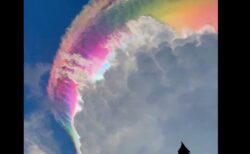 インドネシアに出現した虹色の雲が見事