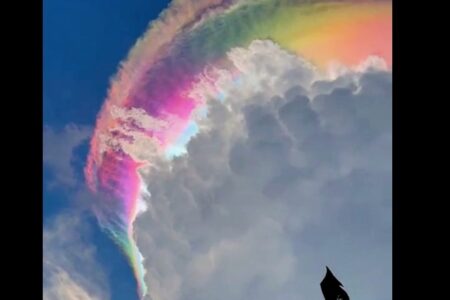 インドネシアに出現した虹色の雲が見事