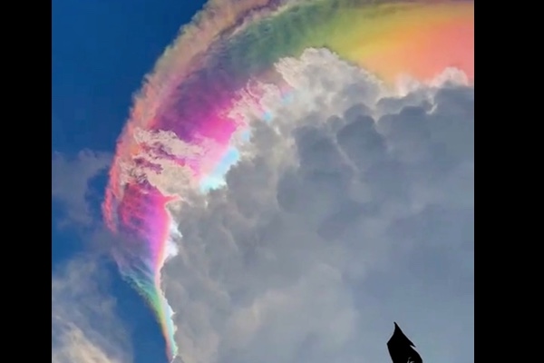 インドネシアに出現した虹色の雲が見事