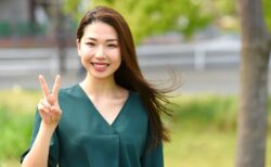 ピースサインの自撮り写真から指紋を盗まれる危険性、専門家が警告