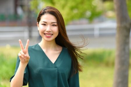ピースサインの自撮り写真から指紋を盗まれる危険性、専門家が警告