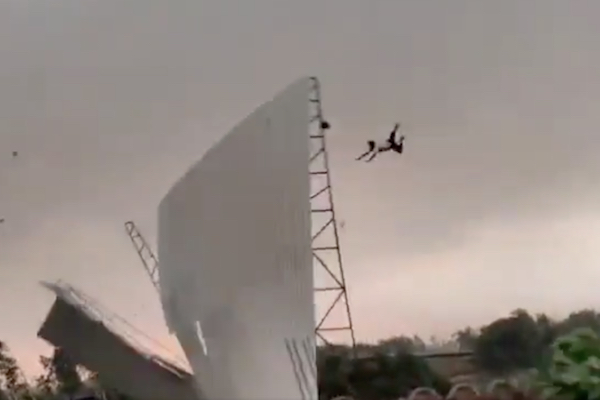 インドの男性、強風が災いして300m吹き飛ばされる【映像】