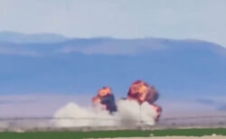 航空ショーでジェット戦闘機がモロに衝突、爆発する場面が生々しい