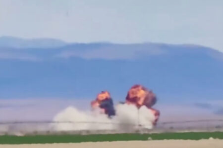 航空ショーでジェット戦闘機がモロに衝突、爆発する場面が生々しい