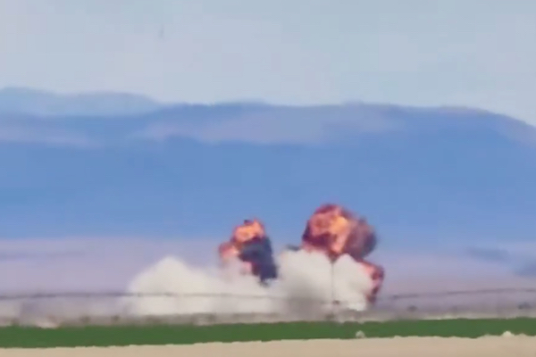 航空ショーでジェット戦闘機がモロに衝突、爆発する場面が生々しい