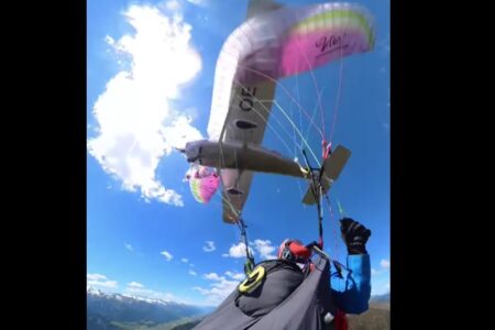 パラグライダーが飛行機に引っ掛けられて墜落、自撮りした映像が恐ろしい