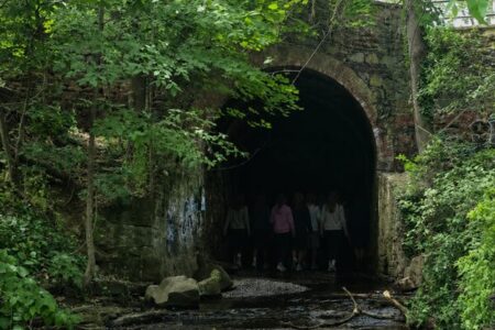 ユダヤ系学校の女子生徒71人が排水トンネルで“迷子”に、SNSで差別的反応も