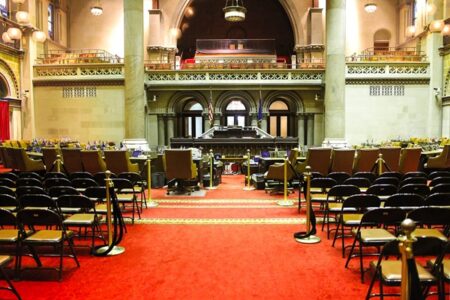 ニューヨーク州議会、「mother（母）」や「father（父）」を性別中立の名称に改める法案を可決