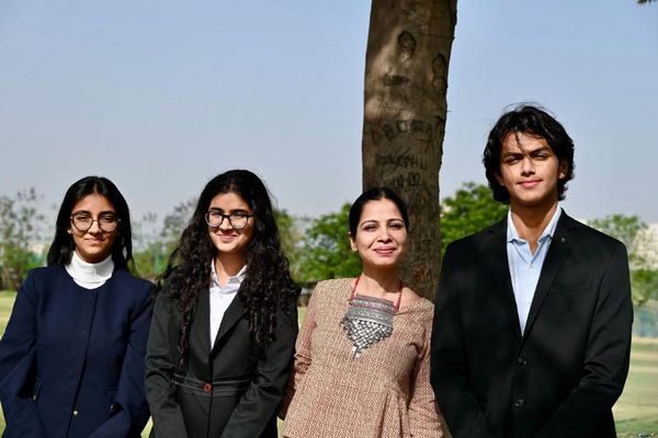 インドの若者が「Earth Prize」で優勝、マイクロプラスチックを除去する手法を開発