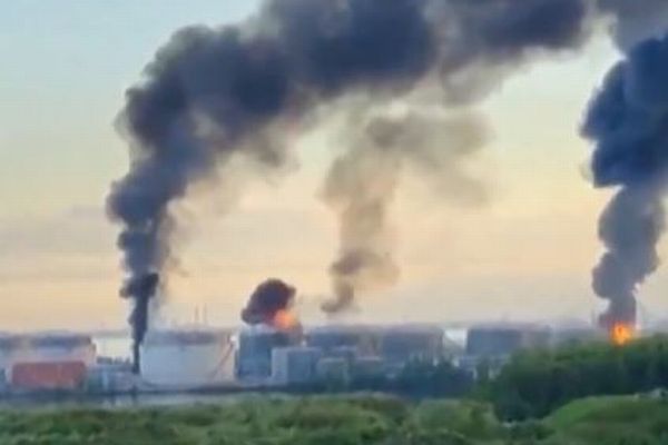 ウクライナ軍がロシア最大級の石油ターミナルを攻撃、サンクトペテルブルクに黒煙
