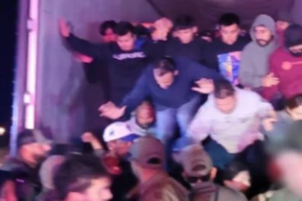 炎上する大型トレーラー内に数多くの移民、39人を救出【アメリカ】