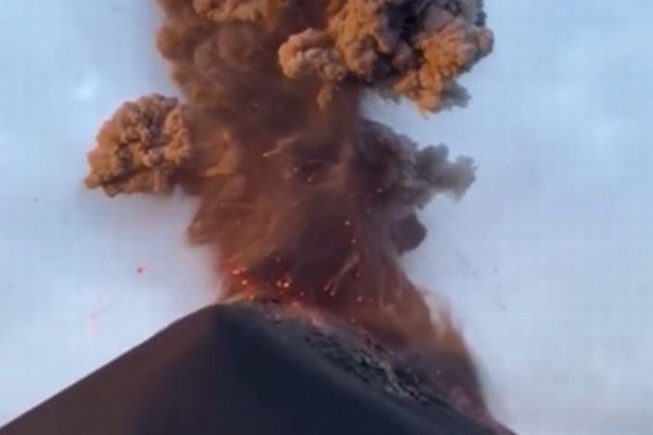 グアテマラの火山が噴火、熱い岩のかけらが降り注ぐ中、登山者が避難【動画】