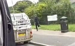 車を運転していた男性が武装警察を乗せ、逃走していた犯人逮捕を支援