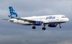 米空港で着陸中の旅客機がドローンと衝突、パイロットが報告