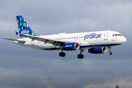 米空港で着陸中の旅客機がドローンと衝突、パイロットが報告