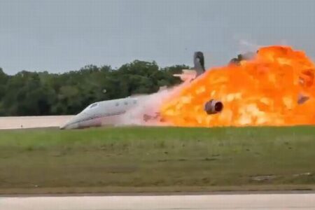 ドミニカ共和国の空港でジェット機が緊急着陸し、大爆発【動画】