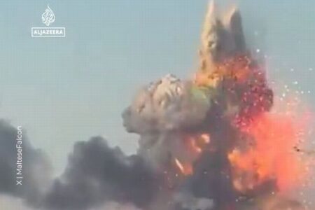 マルタ島にある花火工場が大爆発、濃い煙が空高く立ち昇る【動画】