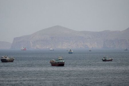 イラン海軍が、オマーン湾で米軍艦艇に攻撃か？クウェートにも被害