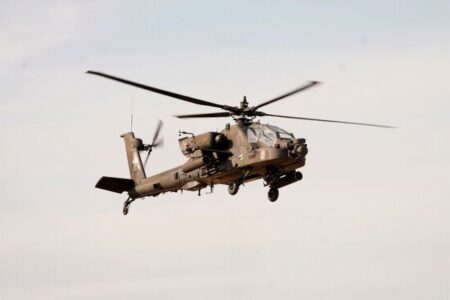 米軍のヘリコプターがホルムズ海峡付近で墜落、トランプ氏「大したことではなかった」