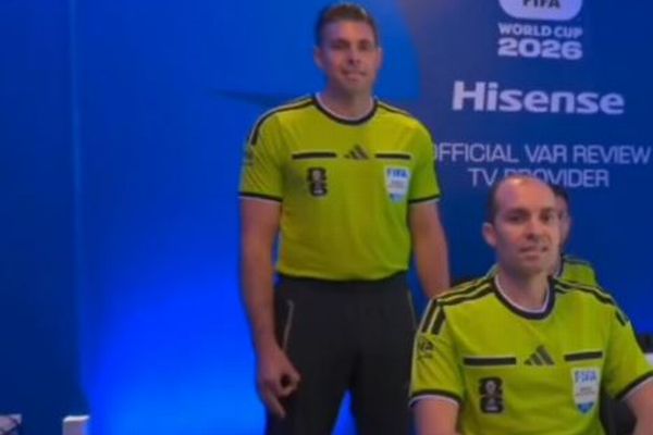 FIFAワールドカップで、審判が白人至上主義者のサインをした？本人は否定