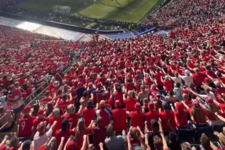 【サッカーW杯】ノルウェーのファン、バイキングの船を漕ぐ仕草で応援