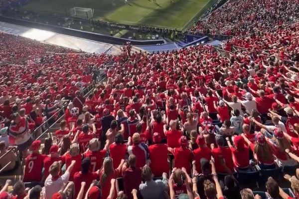 【サッカーW杯】ノルウェーのファン、バイキングの船を漕ぐ仕草で応援