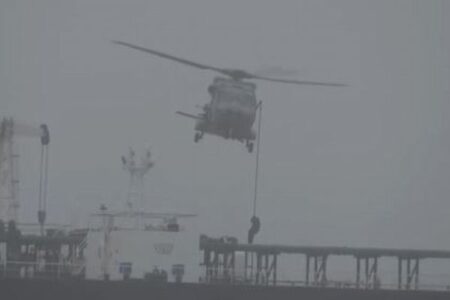 フランス海軍がロシアの「影の船団」を拿捕、特殊部隊が石油タンカーに乗り込む