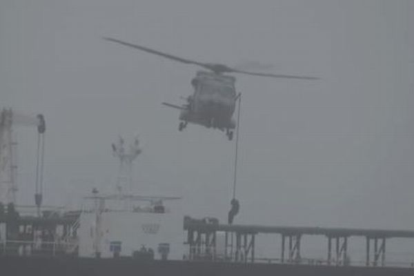 フランス海軍がロシアの「影の船団」を拿捕、特殊部隊が石油タンカーに乗り込む