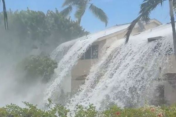 ハワイで巨大な波が発生、2階建てのコンドミニアムの屋根を越える【動画】