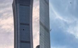 北京にある高層ビルに小型機が衝突、機体が砕けて落下【動画】