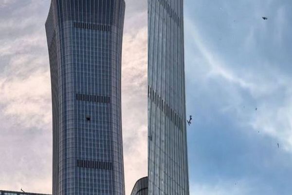 北京にある高層ビルに小型機が衝突、機体が砕けて落下【動画】