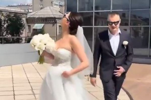 ウクライナで結婚式の撮影中、上空でロシア軍のドローンが撃墜される【動画】