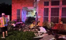 テスラの車が暴走して住宅に衝突、屋内にいた女性が死亡