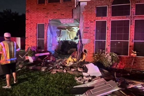 テスラの車が暴走して住宅に衝突、屋内にいた女性が死亡