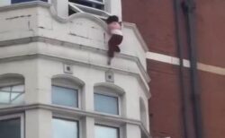 建物に少女がぶら下がり落下、下にいた男性らが見事にキャッチ【イギリス】