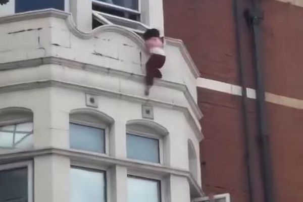 建物に少女がぶら下がり落下、下にいた男性らが見事にキャッチ【イギリス】