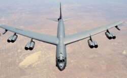 米軍のB-52爆撃機が離陸直後に墜落、乗員8名が死亡