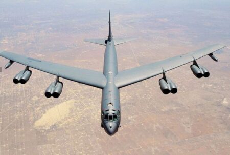米軍のB-52爆撃機が離陸直後に墜落、乗員8名が死亡