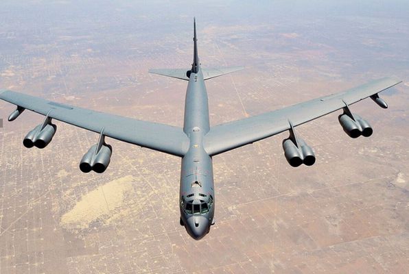 米軍のB-52爆撃機が離陸直後に墜落、乗員8名が死亡
