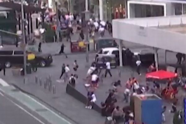 NYの繁華街で男が銃を発砲、人々が一斉に逃げ始める【動画】