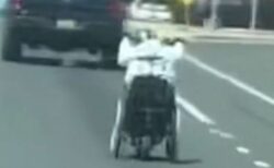 超高速の電動車椅子が道路を疾走、車と並走する【動画】