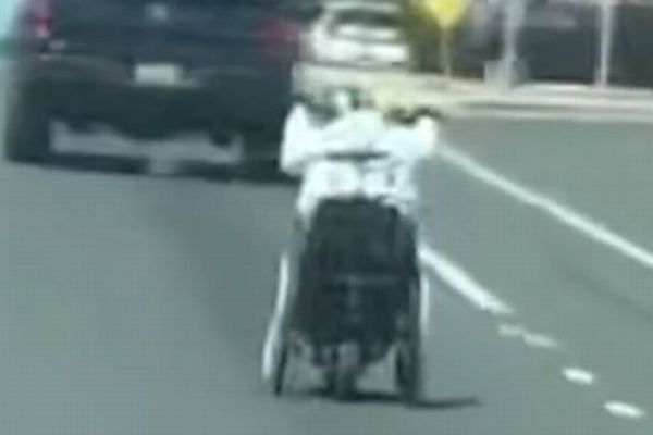 超高速の電動車椅子が道路を疾走、車と並走する【動画】