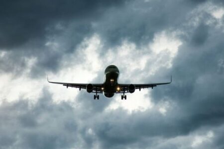 米連邦航空局がAIの導入を計画、航空機の混雑やフライト遅延を防ぐ