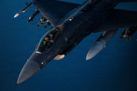 米軍が貨物船への攻撃に対し報復、イラン南部への空爆を実施