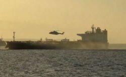 英海兵隊が、ロシアの「影の船団」を拿捕、石油タンカーに乗り込む【動画】