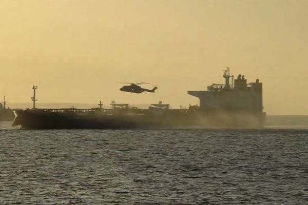 英海兵隊が、ロシアの「影の船団」を拿捕、石油タンカーに乗り込む【動画】