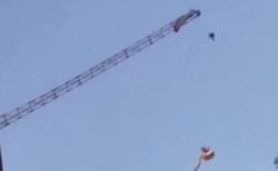 パラグライダーが工事のクレーンに引っかかり、地上60mで宙吊りに