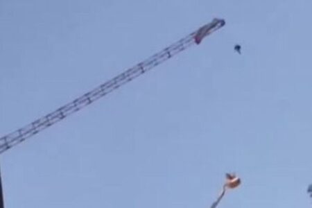パラグライダーが工事のクレーンに引っかかり、地上60mで宙吊りに